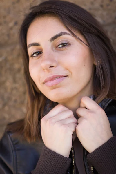 Bela meloncolia misto raça jovem mulher retrato fora . — Fotografia de Stock