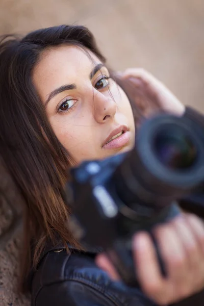 Jovem adulto étnico fotógrafo feminino contra parede segurando câmera — Fotografia de Stock