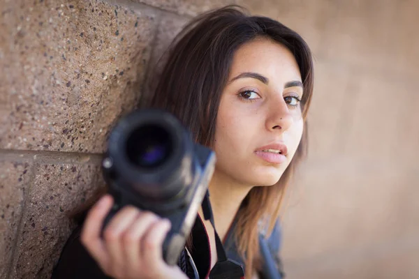 Jovem adulto étnico fotógrafo feminino contra parede segurando câmera — Fotografia de Stock