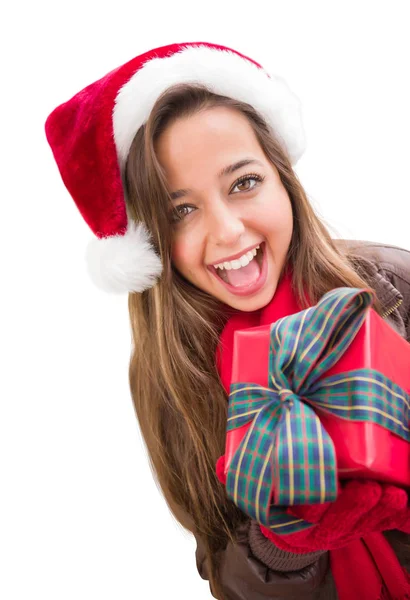 Chica usando un sombrero de Santa Navidad con arco envuelto regalo aislado en blanco . —  Fotos de Stock