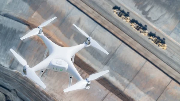 Obemannade luftfartyg (Uav) System Quadcopter Drone i luften över byggarbetsplatsen. — Stockfoto