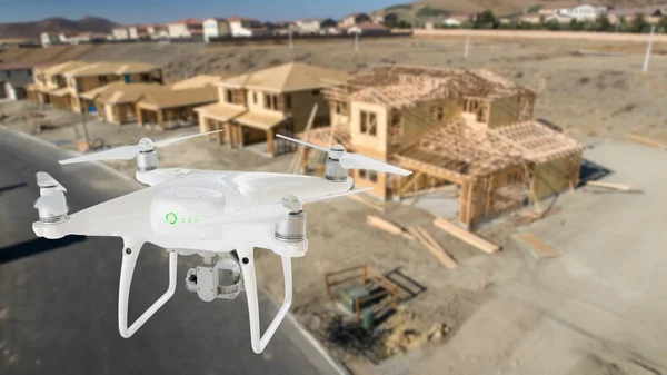 Unbemanntes Flugzeugsystem (uav) Quadrocopter-Drohne in der Luft über Baustelle. — Stockfoto