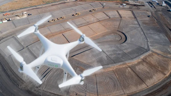 Drone Quadcopter du système d'aéronef sans pilote (UAV) dans les airs sur le chantier de construction . — Photo