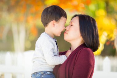 Çince Having oyunculuk ile karışık yarış bebek oğlu anne