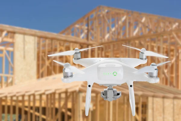 İnsansız uçak sistemi (İHA) Quadcopter dron inşaat alanı üzerinde havada. — Stok fotoğraf