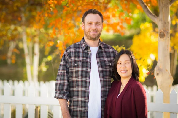 Buiten val portret van Chinese en Kaukasische Young Adult paar. — Stockfoto