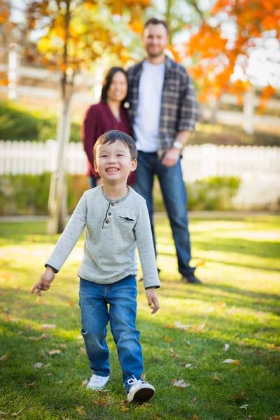 Retrato ao ar livre da raça mista feliz pais chineses e caucasianos e criança . — Fotografia de Stock