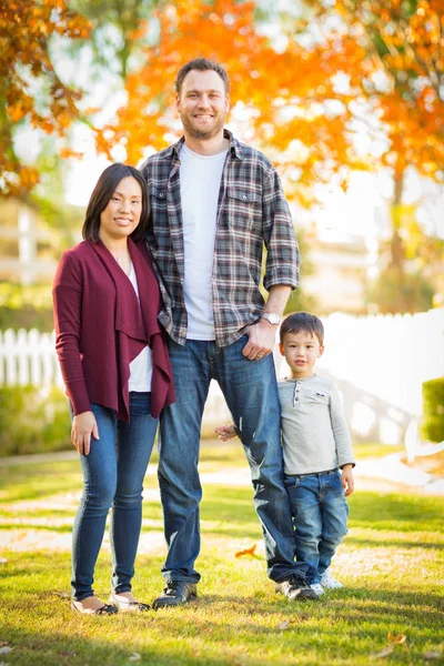 Retrato al aire libre de la raza mixta Chino y caucásico padres y el niño . — Foto de Stock