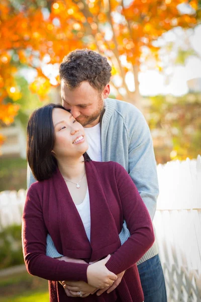 Retrato de otoño al aire libre de pareja de jóvenes adultos chinos y caucásicos — Foto de Stock