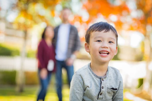 Mutlu karışık yarış Çince ve beyaz ebeveyn ve çocuk açık portresi. — Stok fotoğraf