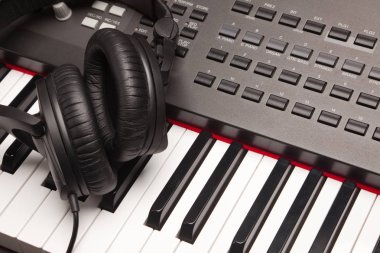 Elektronik Synthesizer klavyede döşeme kulaklık dinleme