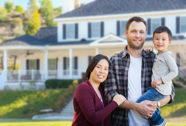 Gemengd ras Chinees en Kaukasische ouders en kind In de voortuin van nieuwe aangepaste huis. — Stockfoto