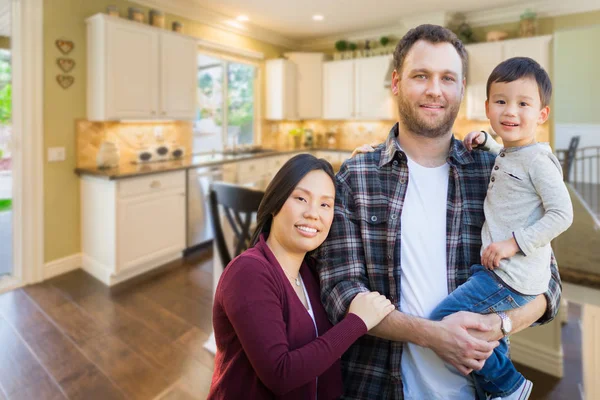 Gemengd ras Chinees en Kaukasische ouders en kind binnenshuis binnen mooi aangepaste keuken. — Stockfoto