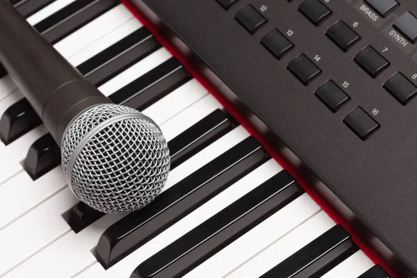 Microphone Laying on Electronic Synthesizer Keyboard Abstract — Stock Photo, Image