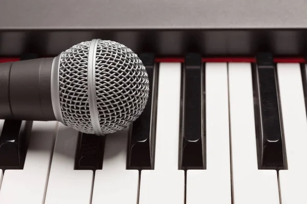 Мікрофон на електронному синтезаторі Клавіатура Анотація — стокове фото