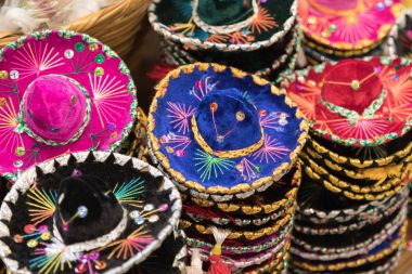 Sombreros yerel Meksika satıcılar tarafından satışa çeşitli