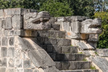 Maya Jaguar kukla heykeller arkeolojik alanında Chichen Itza, Meksika