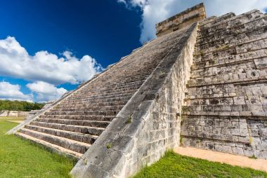 Maya El Castillo piramit arkeolojik alanında Chichen Itza, Meksika
