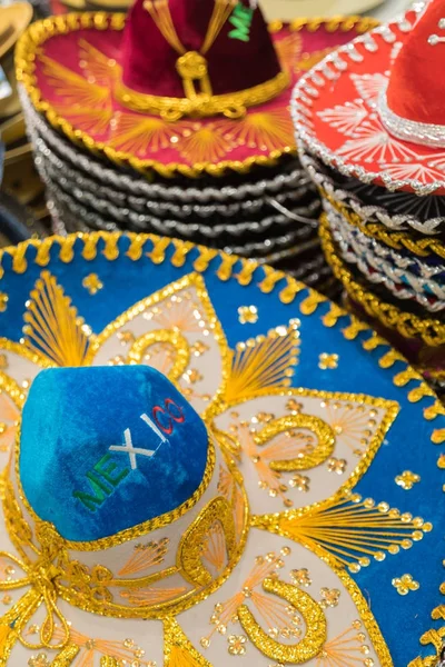 Variedade de Sombreros à venda por vendedores locais do México — Fotografia de Stock