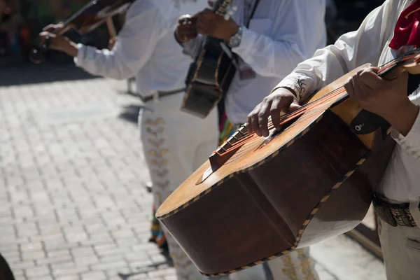 Maxico Plaza de oynayan şenlikli Mariachi grubu — Stok fotoğraf