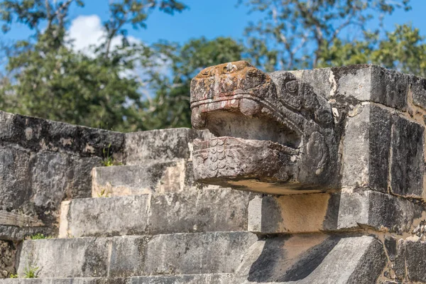 Esculturas Mayas Jaguar Figurehead en el Sitio Arqueológico de Chichén Itzá, México —  Fotos de Stock