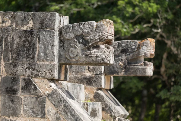 Giaguaro Maya Polena Sculture presso il sito archeologico di Chichen Itza, Messico — Foto Stock