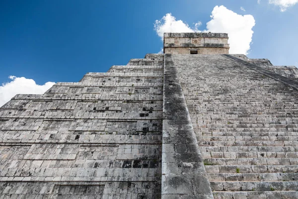 Mayan El Castillo Pyramid at the Archaeological Site in Chichen Itza, Mexico — Stock Photo, Image