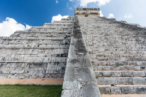 Majów El Castillo piramidy o stanowisko archeologiczne w Chichen Itza w Meksyku — Zdjęcie stockowe