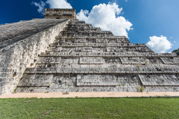 Mayan El Castillo Pyramid at the Archaeological Site in Chichen Itza, Mexico — Stock Photo, Image
