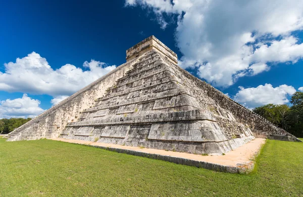 Mayan El Castillo Pyramid at the Archaeological Site in Chichen Itza, Mexico — Stock Photo, Image