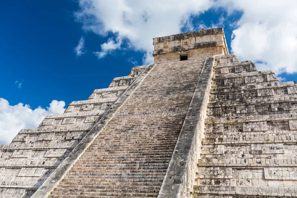 Majów El Castillo piramidy o stanowisko archeologiczne w Chichen Itza w Meksyku — Zdjęcie stockowe