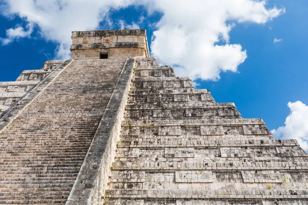 Majów El Castillo piramidy o stanowisko archeologiczne w Chichen Itza w Meksyku — Zdjęcie stockowe