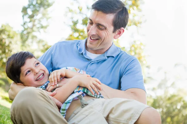 Liefdevolle kietelen jonge vader-zoon in het park. — Stockfoto