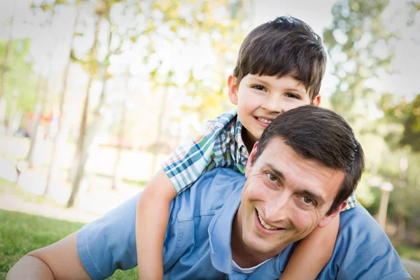 Raza mixta Padre e hijo jugando juntos en el parque . —  Fotos de Stock