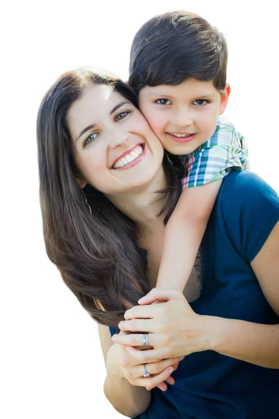 Junge Mutter und Sohn einer gemischten Rasse umarmen sich isoliert auf weißem Hintergrund. — Stockfoto