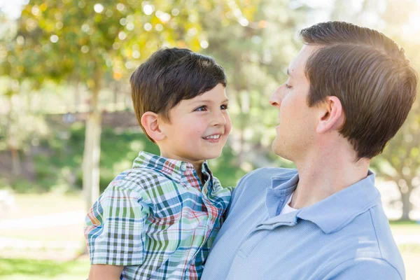 Mutlu beyaz baba ve oğul birlikte parkta oynarken. — Stok fotoğraf