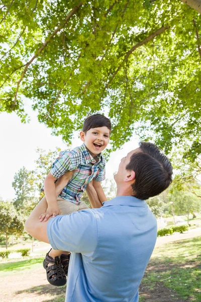 Šťastný otec Kavkazský a syn spolu hrají v parku. — Stock fotografie