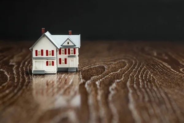 Modelo Casa na superfície de madeira reflexiva . — Fotografia de Stock