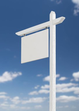 Boş Emlak işareti üzerinde mavi bir gökyüzü bulutlu.