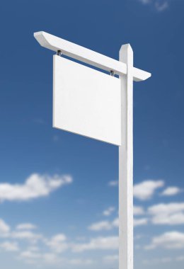 Boş Emlak işareti üzerinde mavi bir gökyüzü bulutlu.