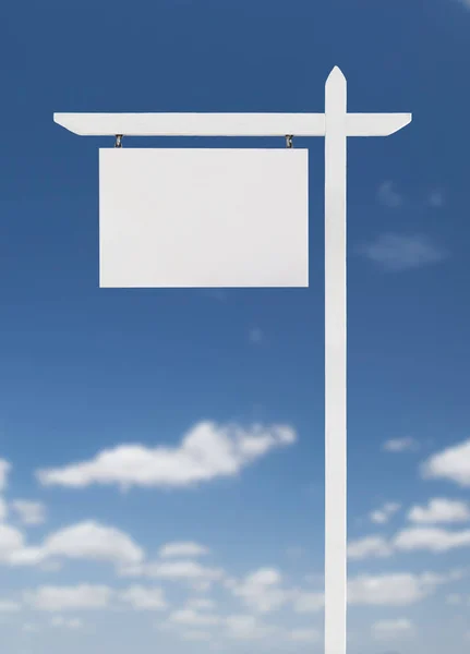 Leeres Immobilienschild über blauem Himmel mit Wolken. — Stockfoto