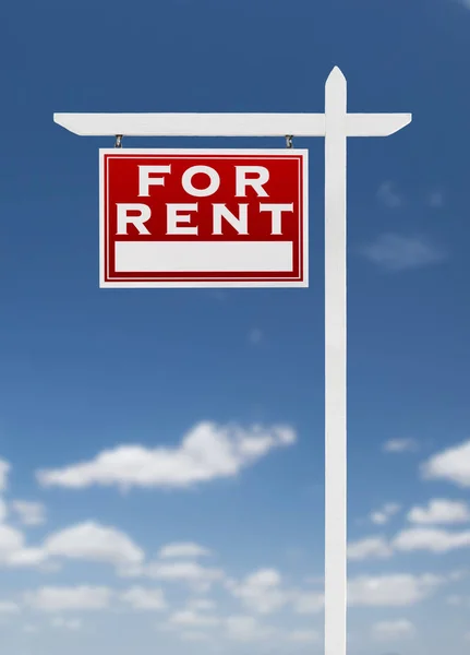 Face à gauche à louer Immobilier Sign on a Blue Sky with Clouds . — Photo