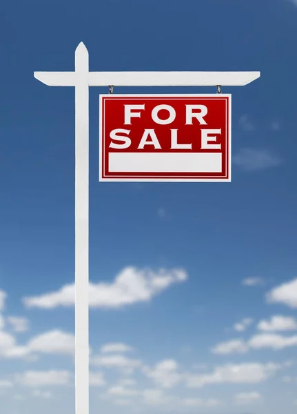 Rätt inför för försäljning fastigheter tecken på en blå himmel med moln — Stockfoto