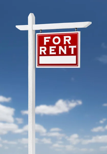 Right Facing For Rent Inmobiliaria Iniciar sesión en un cielo azul con nubes —  Fotos de Stock