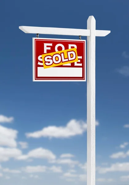 Left Facing Sold For Sale Real Estate Sign on a Blue Sky with Clouds. — Stock Photo, Image