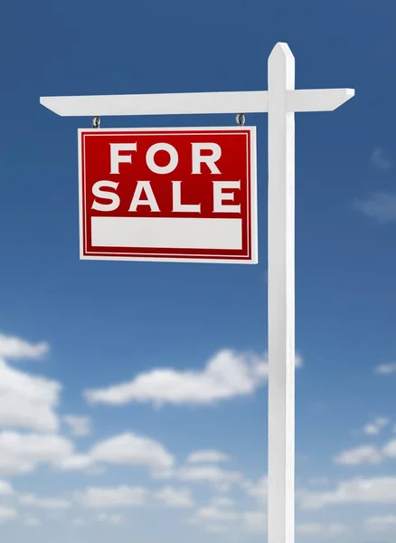 Virado para a esquerda para venda Real Estate Sign on a Blue Sky with Clouds . — Fotografia de Stock