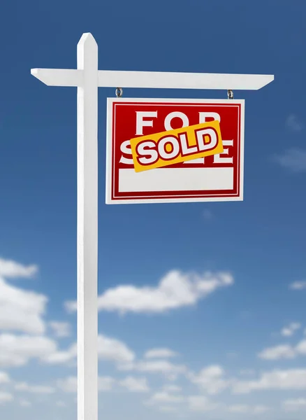 Right Facing Sold For Sale Real Estate Sign on a Blue Sky with Clouds. — Stock Photo, Image