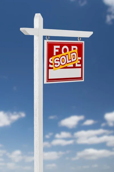 Di fronte a destra Venduto in vendita Immobiliare segno su un cielo blu con nuvole . — Foto Stock
