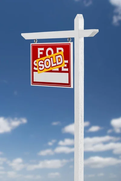 Ліва облицюванням проданий за продаж нерухомості знак на Синє небо з хмар. — стокове фото