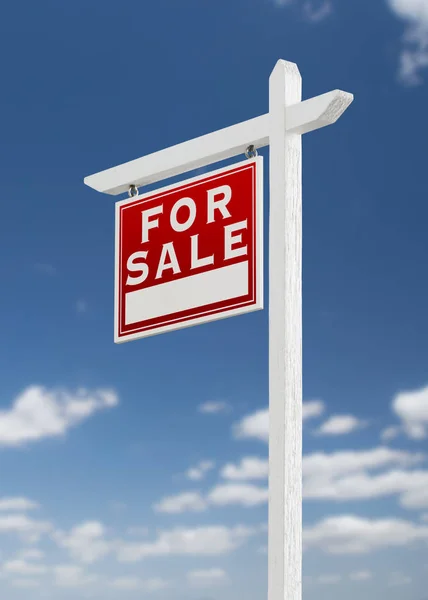 Virado para a esquerda para venda Real Estate Sign on a Blue Sky with Clouds . — Fotografia de Stock